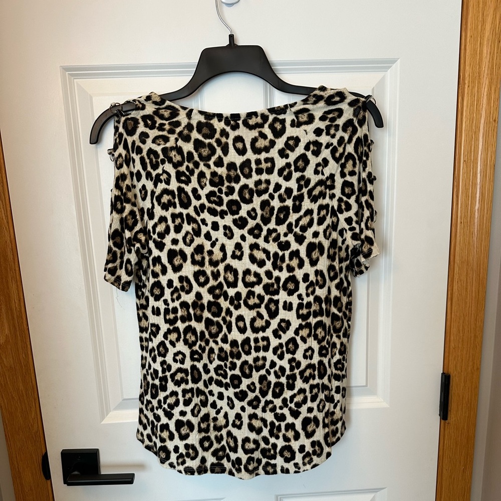 Leopard print t-shirt with sexy sleeve cut outs. JLo size Medium. - Picture 4 of 8